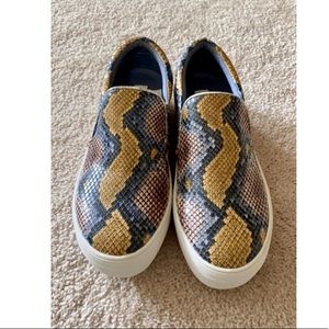 🎉🎊HOST PICK🎉🎊💛🤍STEVE MADDEN sneakers 🤍💛